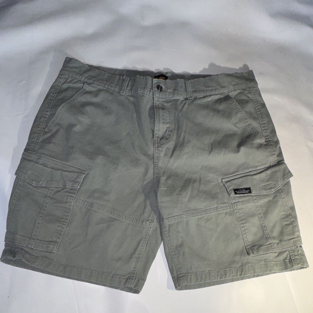 Y2k men’s Lee Cargo utility Shorts size 38 8’ Cotton big pockets outdoors velco